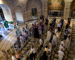 Klosterprimiz von Pater Josef: Liturgischer Einzug (Foto: Kathy Saphir).