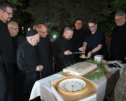 Grillfeier am Primizabend bei den Borromäerinnen: Anschneiden der Primiztorte (Foto: Kathy Saphir).
