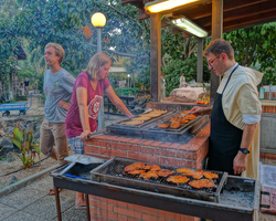 Am Grill im Garten des Beit Noah.