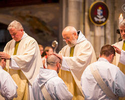 Priesterweihe im Kölner Dom: Handauflegung durch die Priester, hier: Abt Bernhard Maria bei Bruder Josef (Foto: Vera Drewke).