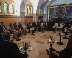 Begegnung der Minister mit Jerusalemer Christen im Diwan der Abtei.
