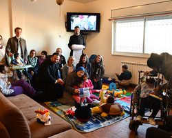 Das Kinderheim wird von den Schwestern der 'Familie des fleischgewordenen Wortes' geleitet.