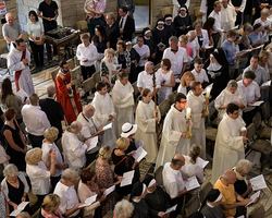 Der Weihegottesdienst: Liturgischer Einzug und Eröffnung.