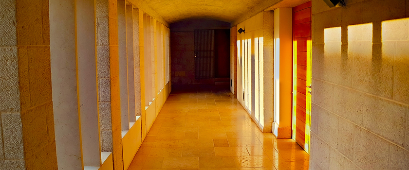 Abendlicht im Kreuzgang des Klosters von Tabgha