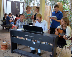 Nachmittägliches Kaffeetrinken am Beit Noah mit Musik-Einlage der Studierenden.
