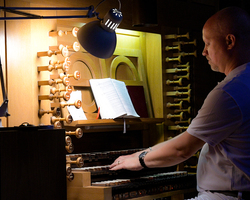 Klosterprimiz von Pater Josef: Samuel Elsner an der Orgel (Foto: Kathy Saphir).