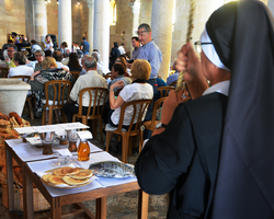 Vor Beginn des Festgottesdienstes.