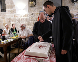 Festabendessen am Weihetag: Konditormönch Jonas assistiert dem Neupriester.