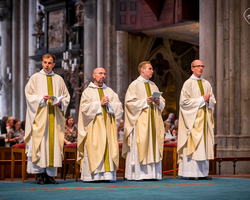 Priesterweihe im Kölner Dom: Pater Josef mit drei seiner Weihekollegen (Foto: Vera Drewke).