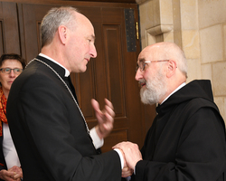 Gratulationen und Glückwünsche nach dem Gottesdienst.