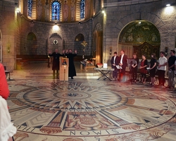 Propst Wolfgang Schmidt und Pater Nikodemus bitten um den Segen für die Gottesdienstgemeinde.