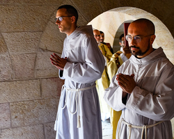 Liturgischer Einzug: die Weihekandidaten.