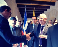 Beide haben ihren Anteil am erneuerten Anteil: Unser Bau-Mann Kahlil Dowery und Präsident Rivlin.