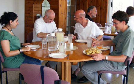 Brüder und Gäste beim gemeinsamen Essen