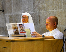 Sr. Maria Madelein und Samuel Elsner an der Orgel.