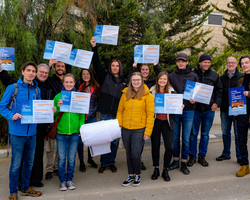 Unsere Delegation mit der großen Namensrolle und den symbolischen Spendenschecks.