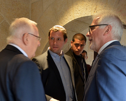 DVHL-Generalsekretär Heinz Thiel verabschiedet Präsident Reuven Rivlin.