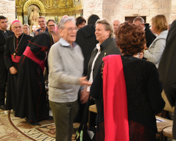 Amos Oz kommt in die Dormitio-Basilika.