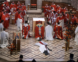 Der Weihegottesdienst: Die Allerheiligenlitanei mit den Fürbitten.