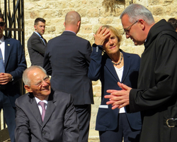 Dr. Wolfgang Schäuble mit Prior Matthias vor der Dormitio.
