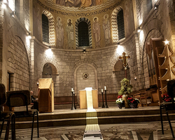 Nach der Vigil wurde die Rolle einmal quer durch die Kirche ausgerollt.