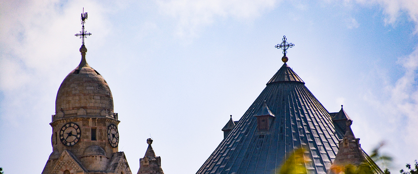 Glockenturm und Kegeldach unserer Kirche auf dem Zionsberg.