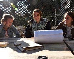 Die Tabgha-Volos Charlotte, Laura und Theresa hatten von Tabgha aus bei der Erstellung der Liste geholfen.