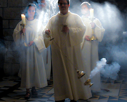 Dankvesper am Abend der Priesterweihe: Einzug.