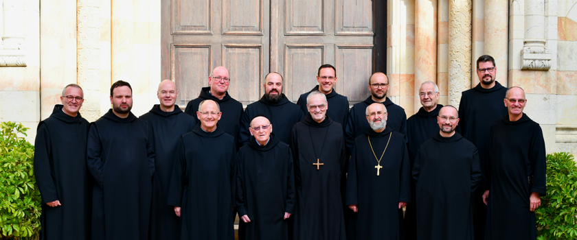 Die Gemeinschaft mit ihrem neuen Abt und dem Abtpräses vor der Dormitio-Basilika.