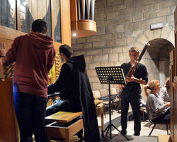 Musiker auf der Orgelempore.