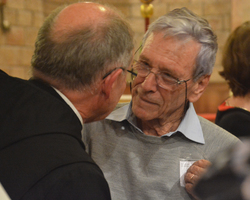 Pater Jonas im Gespräch mit Amos Oz.