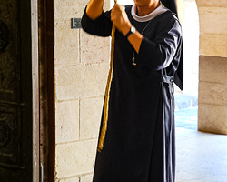 Sr. Luise läutet vor dem Festgottesdienst.