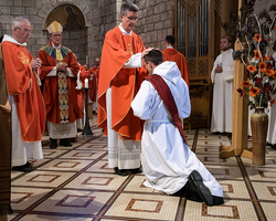 Der Weihegottesdienst: Handauflegung in Stille (hier Dechant Matthias Veit aus Mayen).