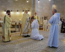 Handauflegung: Bruder Simeon.