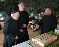 Grillfeier am Primizabend bei den Borromäerinnen: P. Antonius Maria, P. Vinzenz, Pater Matthias, Pater Josef und die Primiztorte (Foto: Kathy Saphir).