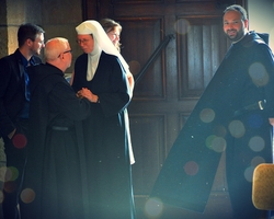 Bruder Thomas begrüßt Schwester Marie-Madeleine aus Abu Gosh.