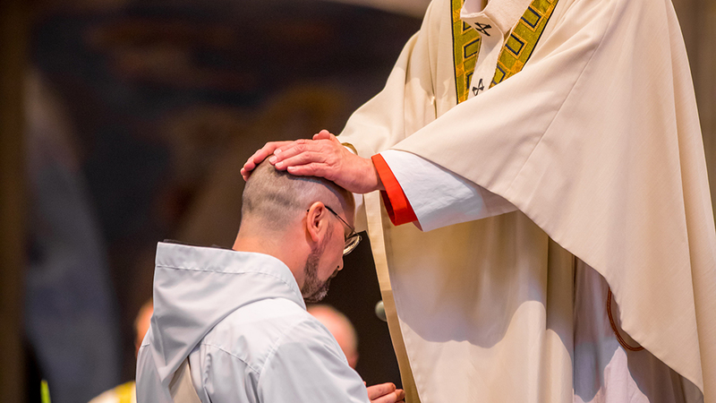 Priesterweihe im Kölner Dom: Handauflegung durch den Kardinal (Foto: Vera Drewke).