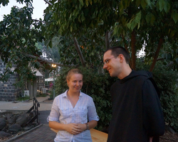 Volontärin Julia und Bruder Simeon.