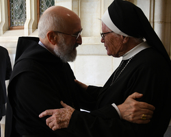 Gratulationen und Glückwünsche nach dem Gottesdienst.