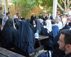 Nachmittägliches Kaffeetrinken am Beit Noah mit Musik-Einlage der Studierenden.