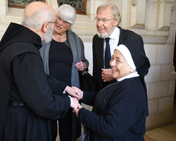 Gratulationen und Glückwünsche nach dem Gottesdienst.
