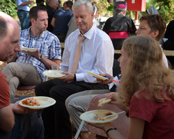 Georg Röwekamp vom DVHL-Jerusalem-Büro beim Mittagessen im Garten.