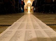 Die Namensrolle ist vor dem Fußweg noch einmal in der Dormitio-Basilika ausgerollt.