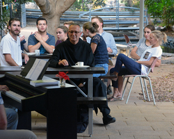 Nachmittägliches Kaffeetrinken am Beit Noah mit Musik-Einlage der Studierenden.