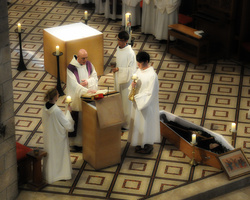 Pater Benedikt Maria verkündet das Evangelium.