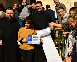 Pater Nikodemus und Bruder Natanael mit Basma, der Leiterin des Hauses.