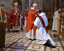 Der Weihegottesdienst: Handauflegung in Stille (hier Abt Bernhard Maria).