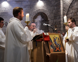 Primizmesse: Pater Josef verkündet das Evangelium.