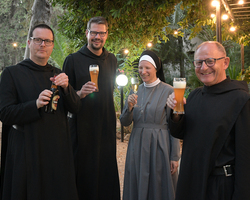 Grillfeier am Primizabend bei den Borromäerinnen: P. Antonius Maria, Br. Natanael, Sr. Gabriela und P. Jonas (Foto: Kathy Saphir).