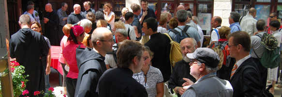 Begegnung vor dem Klosterladen